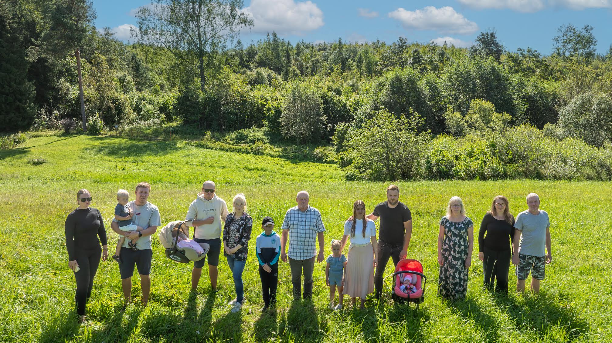 Plaanitava Kasaritsa liivakarjääri naabrusse on omale kodu ehitanud mitmed pisikeste lastega pered. Seljataga paistab Vardjamägi, mis muutuks 15 aastaks karjääriks ning lõpuks jääks muhust alles ainult lohk. Fotol kokku kuus leibkonda. Vasakult Emili Seemann, Karl Markus Volkov, Kristen Volkov, Stefy Viilo, Steven Viilo, Silva Kalamees, Carlos Viilo, Tõnis Perk, Elli Raa, Kirsika Raa, Ott Raa, Leesi Raa, Tuuli Eksin, Lea Ojamets ja Tormis Kall. FOTO: Aigar Nagel